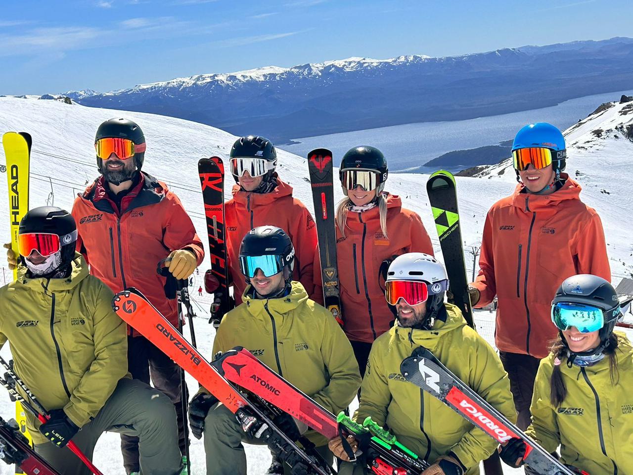 Equipo de instructores de SkiMax en la montaña de Cerro Catedral