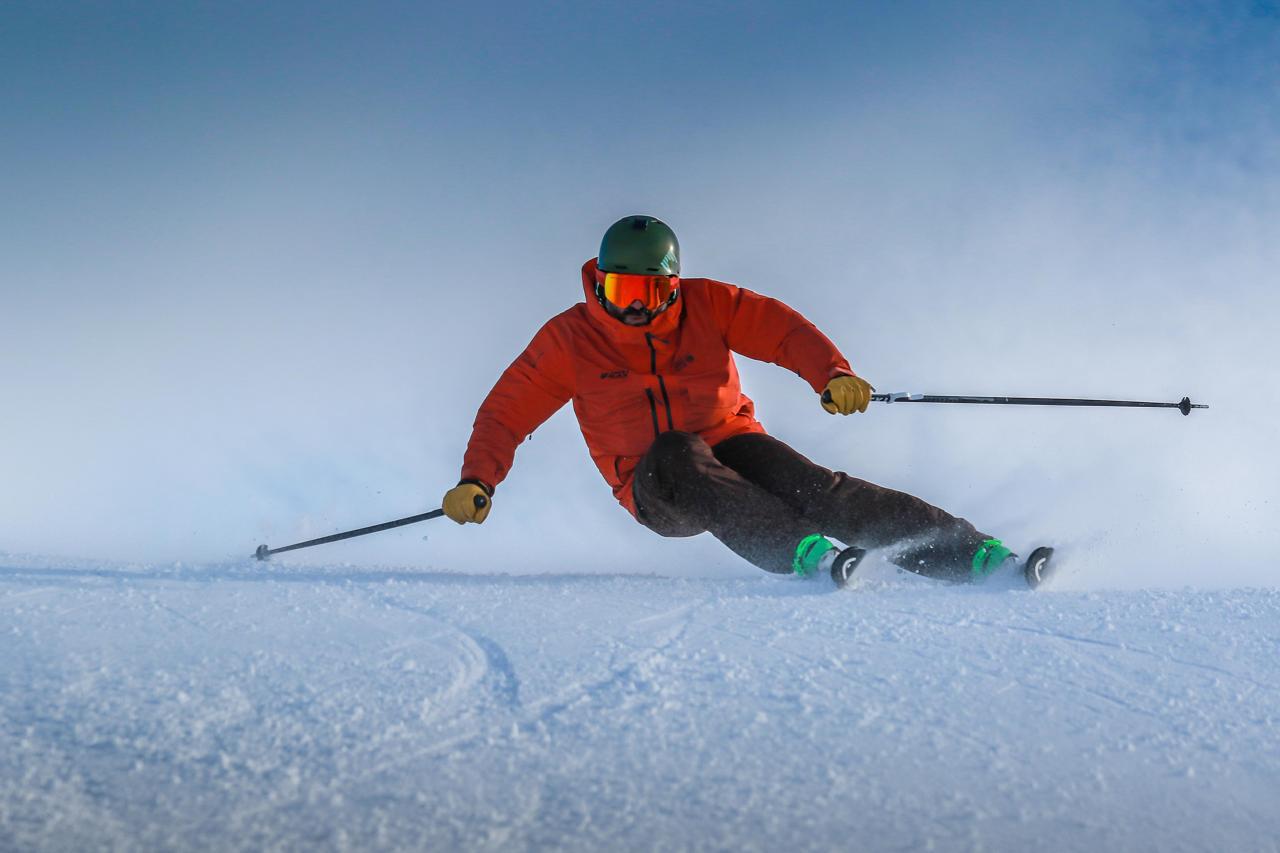 Instructor de esquí Gastón van Praet en la nieve